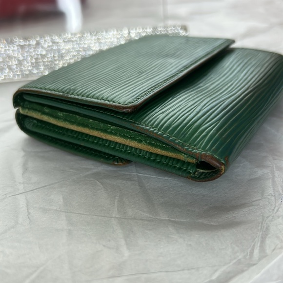 Louis Vuitton green Epi compact wallet - Picture 6 of 9